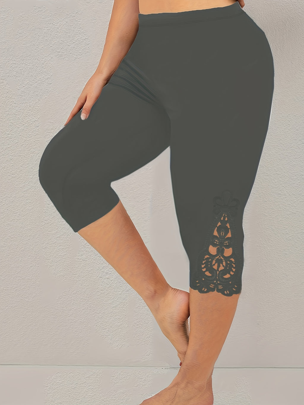 Plus Size Sports Pants, Women's Plus Plain Contrast Lace Medium Stretch Skinny Sports Capri Pants