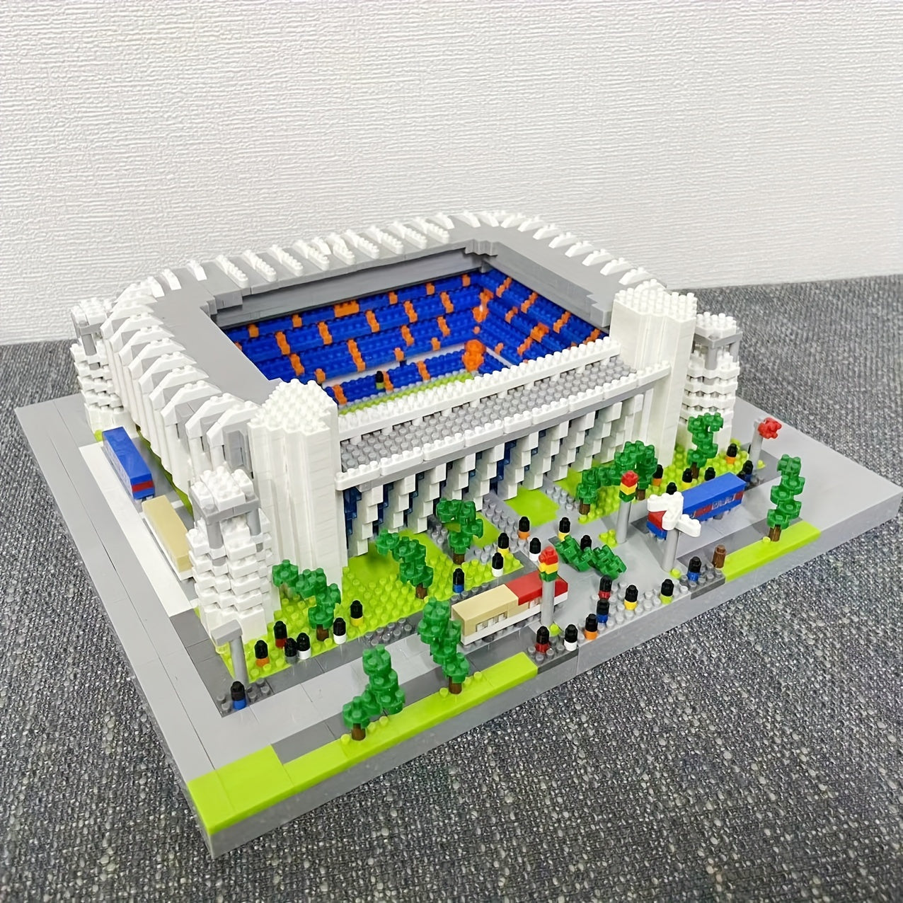 iBLOCK Real Madrid Stadium Building Model Set Micro Block Set Famous Architectural Toys Gifts (4575 Pcs)