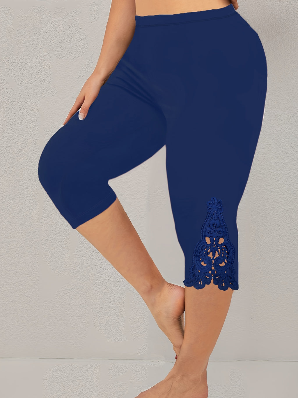 Plus Size Sports Pants, Women's Plus Plain Contrast Lace Medium Stretch Skinny Sports Capri Pants