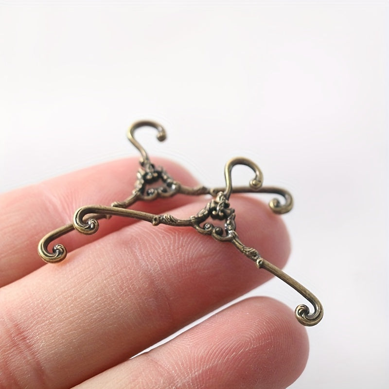 Miniature Dollhouse Coat Hangers, Baotree 2-Pack, Decorative Simulation Clothes Hangers, Dollhouse Accessory, Micro Landscape Props, Collectible Toys, Gift for Hobbyists - Ages 14+