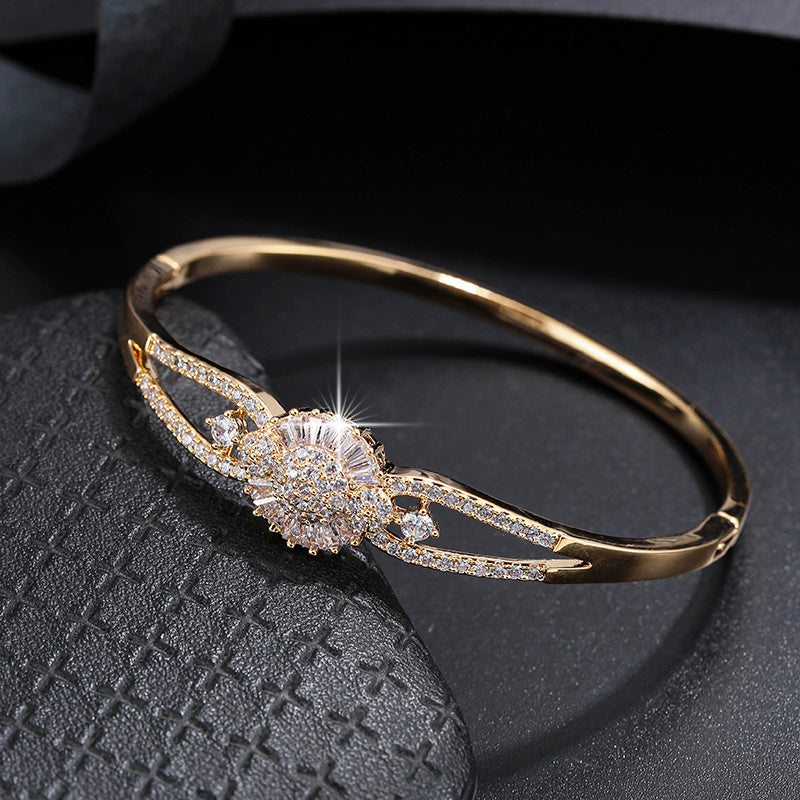 [Trendy Zirconia Bracelet Luxury Design] Elegant And Sophisticated Zirconia Bracelet With A Trendy And Minimalist Design, Exuding A Sense Of Luxury And Fashion.