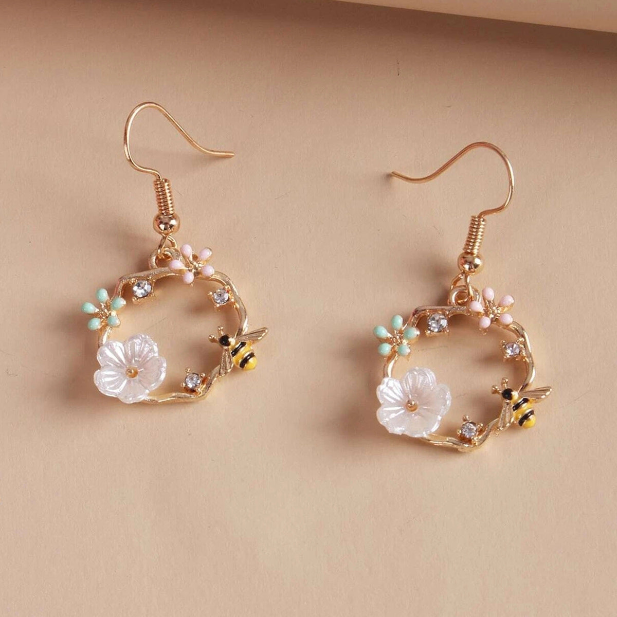 Korean fashion bee wreath Silvery needle earrings, fairy shell flower earrings