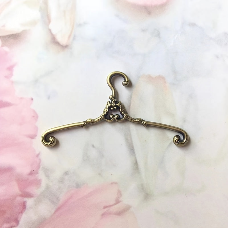 Miniature Dollhouse Coat Hangers, Baotree 2-Pack, Decorative Simulation Clothes Hangers, Dollhouse Accessory, Micro Landscape Props, Collectible Toys, Gift for Hobbyists - Ages 14+